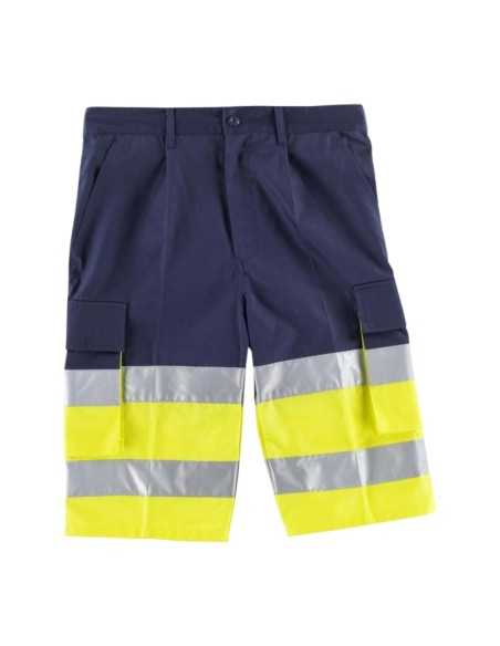 Bermuda combinada, con dos cintas reflectantes.
